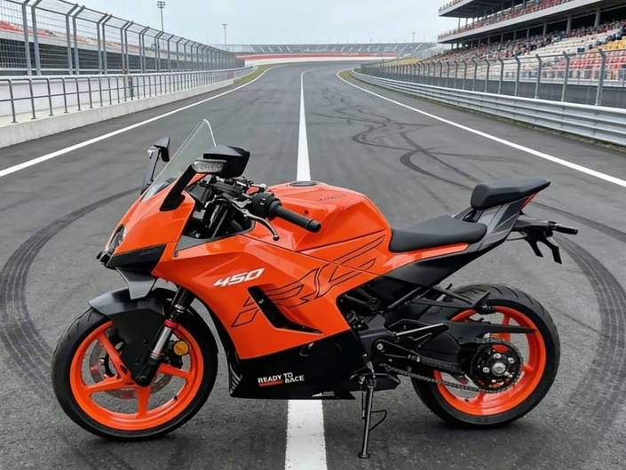KTM 450 RC : la remplaçante de la RC 390 se montre enfin (et elle change tout) !