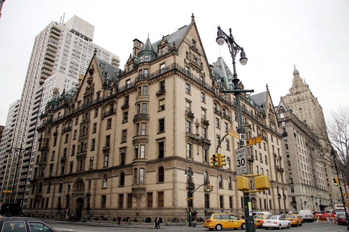C'est en bas de son appartement new-yorkais, au pied du Dakota Building, que l'auteur de « Jealous Guy »  est assassiné par Mark Chapman - Crédit Maxppp