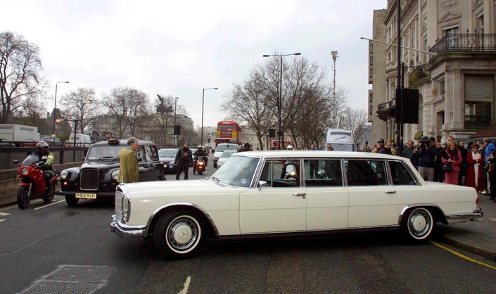 En 1970, John Lennon entame une carrière solo au volant d'une Mercedes 600 Pullman, qu'il revend néanmoins peu après à son comparse George Harrison, avant de s'envoler pour New-York - Crédit Maxppp