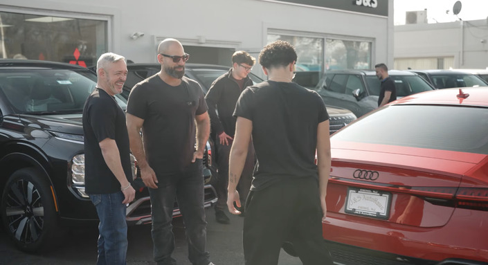 Son père lui offre une Audi RS7 en première voiture