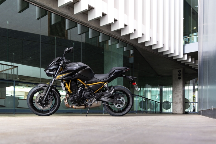 La Kawasaki Z650 s’offre une cure de jouvence pour l’été 2026
