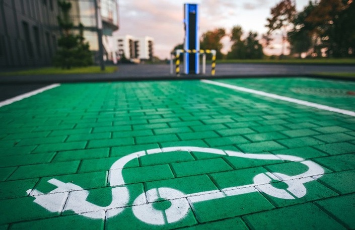 Tesla parmi les champions de l'hybride, Toyota au top en  électrique : les Français sont-ils totalement perdus ?