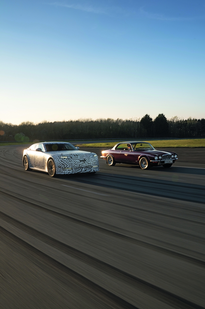 La XJ-C va vite, mais sans effort apparent. Son héritière roule (bien) plus vite, avec (bien) plus de facilité.