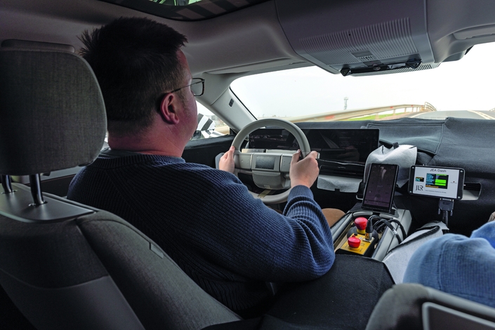 Même le tableau de bord est intégralement camouflé sur notre prototype X900.