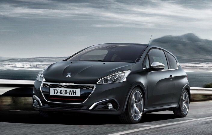En 2015, la Peugeot 208 bénéficie d'un léger restylage touchant aux boucliers, notamment. Le moteur grimpe à 208 ch.