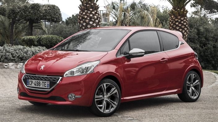 La Peugeot 208 GTI finale sort au Mondial de Paris 2012, puis est commercialisée en mars suivant. Elle joue la carte de la discrétion chic.