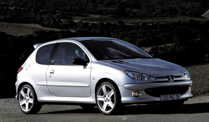 Bien posée sur ses jantes de 17, la Peugeot 208 RC a une sacrée allure. Lancée en 2003, elle séduit toujours visuellement.