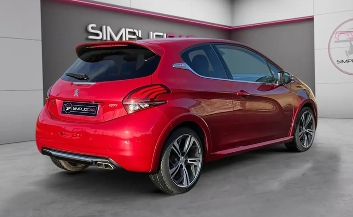 Très peu de modifications sur la poupe de la Peugeot 208 GTI lors de la mise à jour de 2015. Ah si, les feux changent !