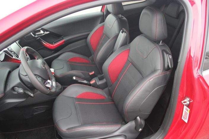 Ornés de rouge pour faire sport, les sièges de la Peugeot 208 GTI concilient confort et maintien efficace. Cela dit, le bourrelet gauche peut s'user rapidement.