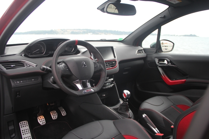 Présentation originale et finition de bonne qualité pour la Peugeot 208 GTI, par ailleurs parsemée d'accessoires donnant le ton, comme le pédalier alu et les poignées intérieures bicolores.