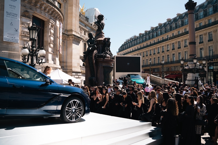 Les médias et les influenceurs découvrent la Denza 9 GT sur le parvis de l’opéra.