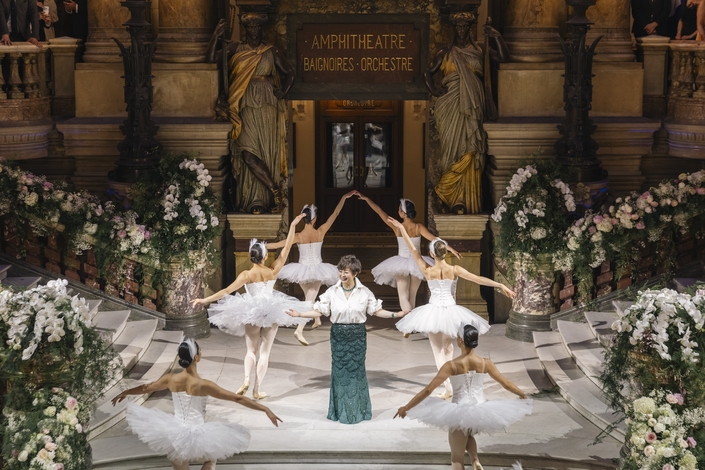 Stella Li, patronne de Byd accueille ses invités, en haut du grand escalier de l’opéra.