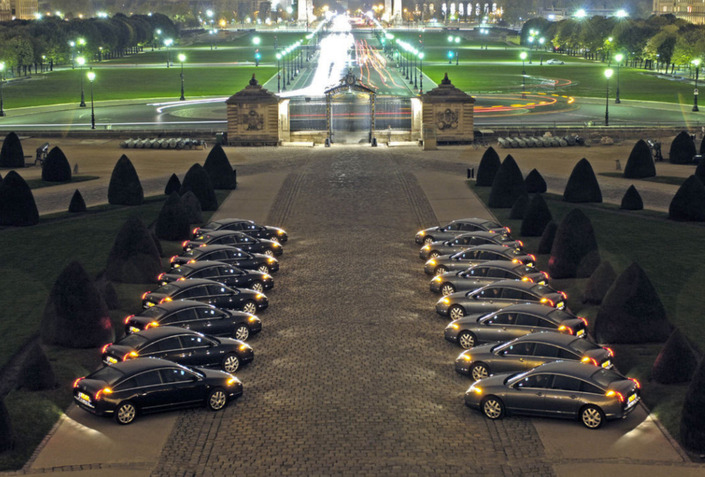 Les Citroën C6 alignées dans la cour des Invalides en 2005.