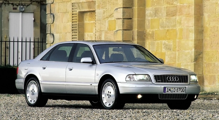 Très puissante, noble mécaniquement et confortable au plus haut point, l'Audi A8 W12 conserve une sobriété de bon ton. Une autre époque : le début des années 2000...