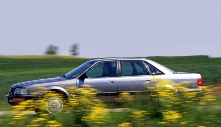 Avant tout confortable, l'Audi V8 3.6 rassure. Mais s'il émet un joli bruit, son moteur manque de punch, et son comportement demeure très paisible.