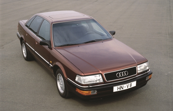 L'Audi V8, ici en 1988, reprend la coque de la 100 C3, mais se distingue de celle-ci par son avant et ses voies élargies.
