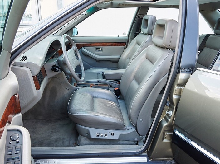 De beaux sièges à réglages électriques pour l'Audi V8, livrés de série qui plus est, contrairement au toit ouvrant.