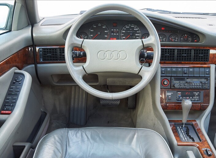 Le tableau de l'Audi V8 séduit par sa finition, ses matériaux et ses lignes douces, mais il ne se différencie pas assez de celui d'une 100.