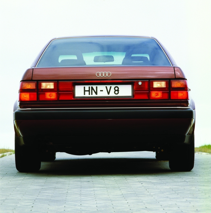 Fini les feux fumés, tellement à la mode dans les années 80 en Allemagne, l'Audi V8 passe au rouge.