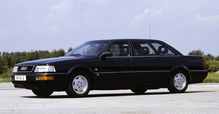 En 1989, l'Audi V8 est révélée en version L, pour Lang, allongée de 30 cm.