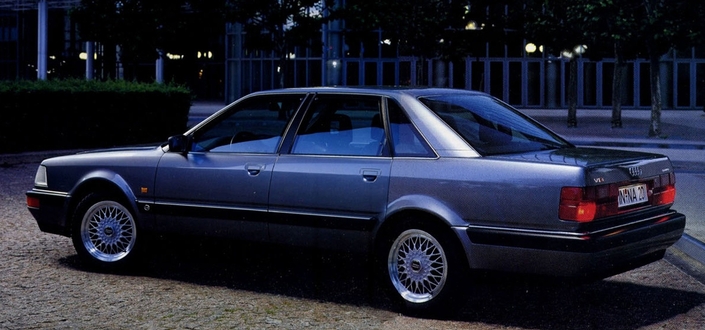 Vue de l'arrière, l'Audi V8 4.2 ne change pas. En boîte manuelle, elle affiche des performances presque sportives, qui en font une sorte de sleeper.