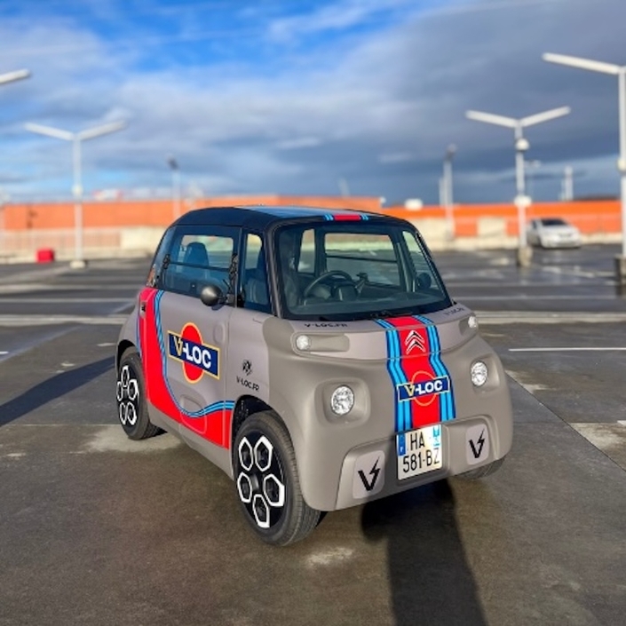 Une livrée façon « Martini Racing » sur une Citroën Ami, est-ce raisonnable ?