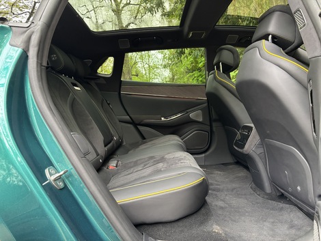 Si la banquette est un peu basse, l’espace aux jambes est exemplaire, et l’équipement digne des meilleures limousines.