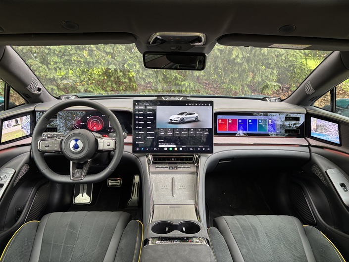 En termes de qualité perçue, la Z9GT n’a rien à envier aux Allemandes. Mais il faut aimer les écrans, d’autant plus que celui du milieu mesure 43 cm en diagonale !