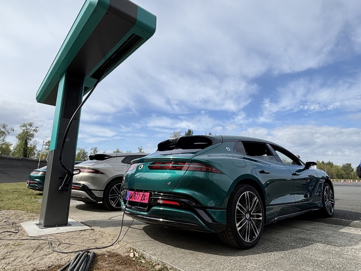 Décidé à développer et mettre au point ses véhicules en terre occidentale, le groupe BYD a installé sa borne « Flash » sur le site UTAC CERAM de Mortefontaine, juste à côté de l’anneau de vitesse et de l’aire plane.