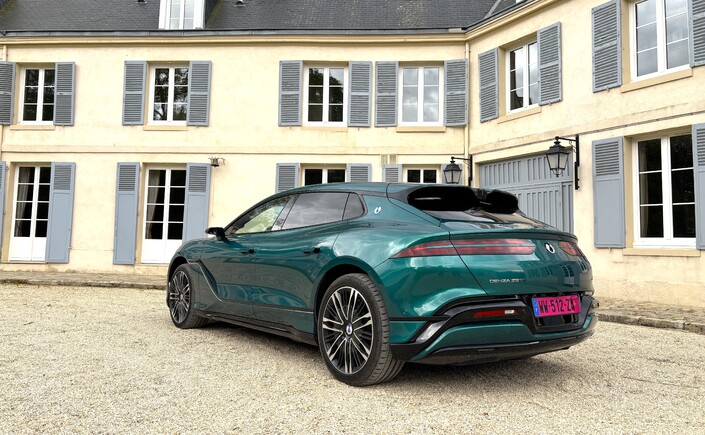 Avec 5,18 m de long, la Z9GT est 20 cm plus longue qu’une Porsche Taycan Sport Turismo. Une version hybride rechargeable à moteur 4 cylindres 2.0 turbo essence est aussi au programme, avec au menu 203 km en tout électrique et 776 ch maxi cumulés, pour 101 000 €.