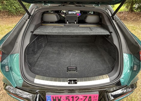 Avec 495 litres, le volume du coffre arrière n’a rien d’extraordinaire compte tenu du gabarit de la Z9, mais un compartiment de 50 litres le complète sous le capot.