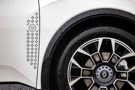 Stickers et jantes spécifiques signent la finition Roland Garros.