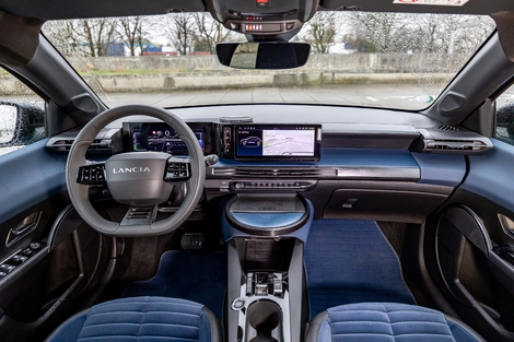 Bien que basée, là encore, sur celle de la Peugeot 208, la planche de bord de l’Ypsilon demeure originale.
