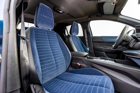 L’Ypsilon parvient à conserver une position de conduite assez basse. Certains adoreront, d’autres pas.