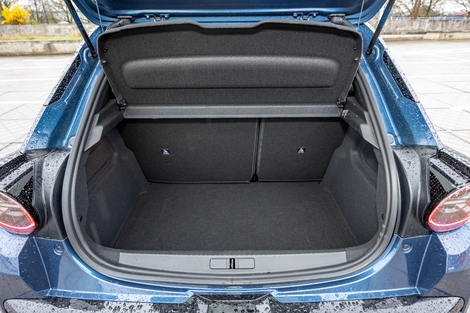 Si le coffre de l’Ypsilon électrique est moins volumineux que celui des autres motorisations, il demeure toutefois honorable dans cette catégorie.