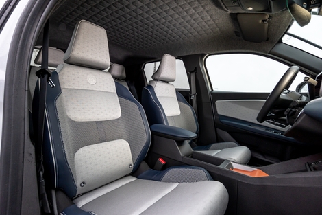 Les sièges avant sont assez enveloppants. À cause du plancher surélevé, pour cause d’intégration de la batterie de traction, on est assis assez verticalement.