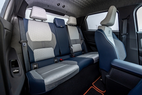 Un peu plus d’espace pour les jambes et des têtes qui ne toucheront pas le pavillon : la banquette de la Renault est bien plus accueillante.