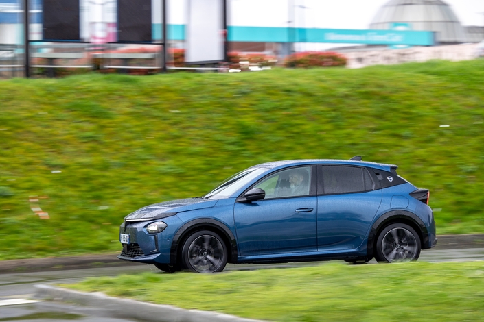 Même en version électrique, l’Ypsilon est un régal à conduire. Sur ce point, elle est conforme à la réputation du constructeur.