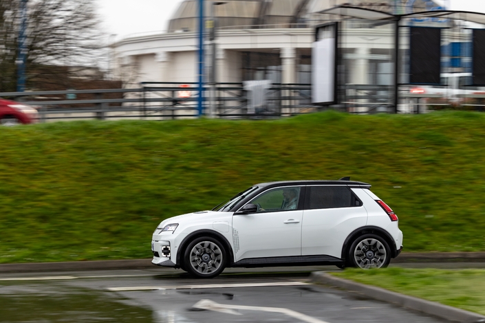 Moins dynamique que la Lancia, Le Renault 5 E-Tech est, en revanche, plus confortable.