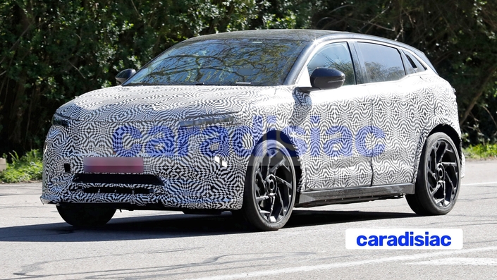 La Renault Mégane E-Tech restylée profite des quelques rayons du soleil printanier pour affronter le réseau routier. Malgré la chaleur qui augmente, il n’est pas question de se dévêtir pour autant et ce prototype conserve son camouflage intégral.