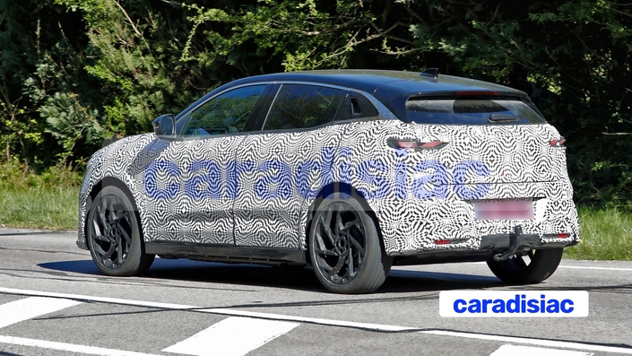 Le restylage, en plus de donner une allure plus dynamique à la Renault Mégane E-Tech, permettra à celle-ci de se doter d’une batterie d’une capacité plus importante, ce devrait être celle du Renault Scénic qui affiche 87 kWh. En revanche, l’actuel électromoteur de 220 ch ne devrait pas voir sa puissance augmenter.