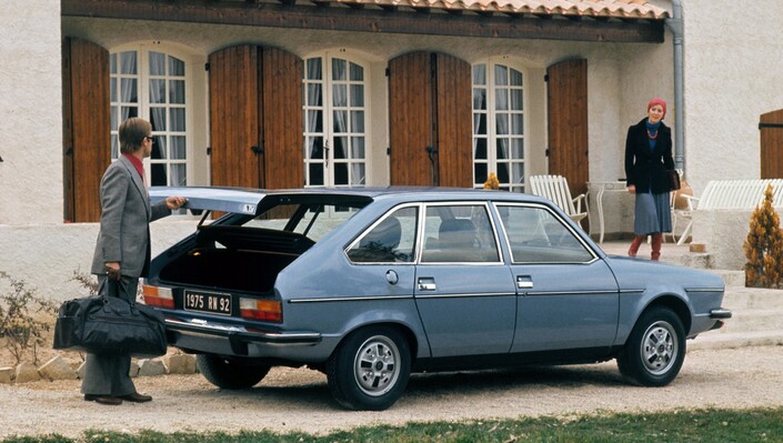 La R30 est un haut de gamme qui se veut pratique avec son hayon et sa banquette rabattable. Seulement, la cinématique de cette dernière s'avère très compliquée...