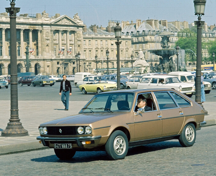 La Renault 30 TS est présentée en mars 1975. Le parc automobile était alors bien plus coloré que le nôtre !