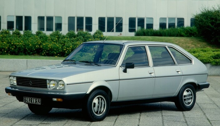 Avec la version Turbo-D lancée fin 1981, la R30 connaît un léger regain d'intérêt, qui lui permettra de finir sa carrière autrement que sur les moyeux de roue.