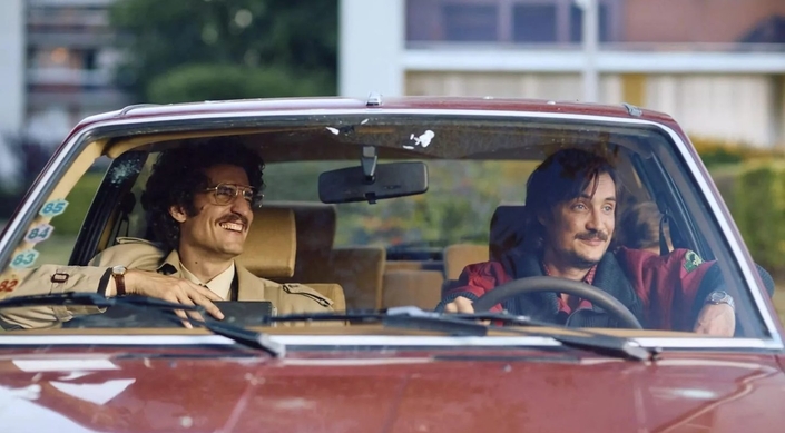 Des vignettes sur le pare-brise à l’imper et aux lunettes de Louis Garrel, le film pousse très, très loin le soin du détail