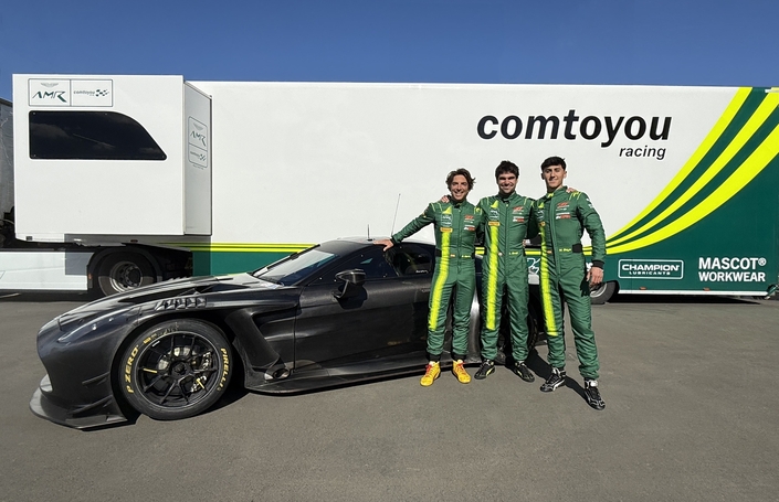 Lance Stroll et ses équipiers posent devant leur Aston Martin Vantage GT3 (avant que cette dernière ait récupéré sa livrée de course).