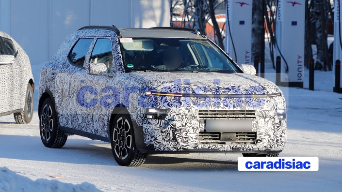 Encore camouflé, le protototype de la nouvelle génération de Hyundai Bayon poursuit ses essais de mise au point. Ce SUV urbian à motorisation thermique de vait s’équiper d’une ou plusieurs motorisations hybrides qui devraient lui permettre de mieux lutter contre la concurrence.