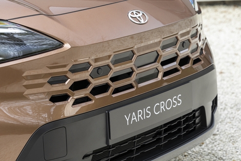 La calandre fait aussi partie intégrante du bouclier.