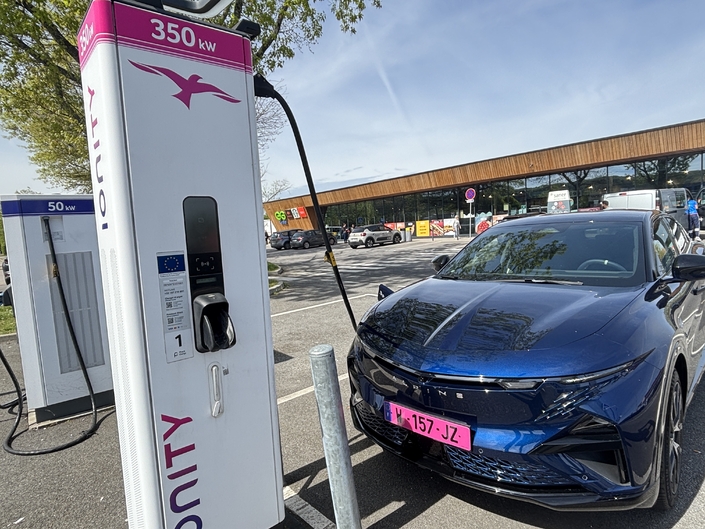 La prise Combo CCS de l'Alpine est placée sur l'aile avant droite du véhicule.