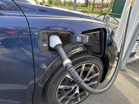 La puissance maxi de recharge rapide de cette version GT est de 150 kW.